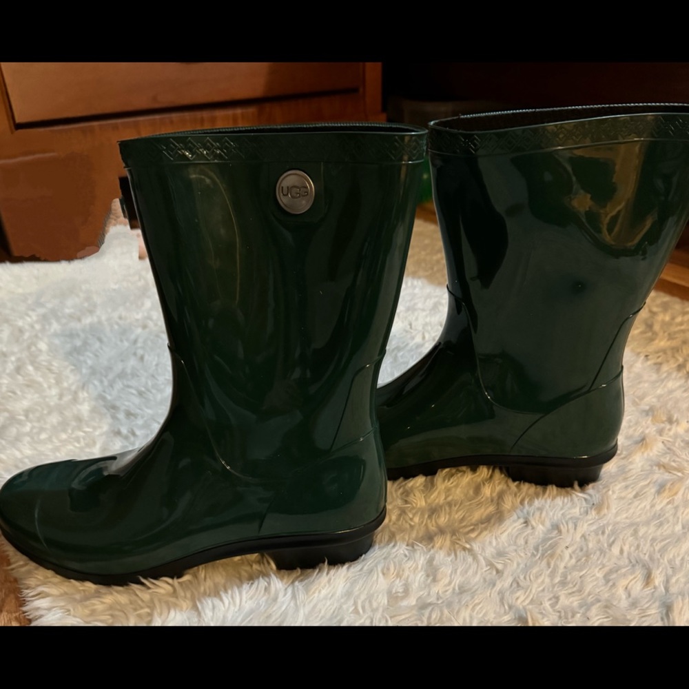 UGG Sienna Rain Boot Women's Pine Green Rubber Boot Sherpa Insoles- never worn!